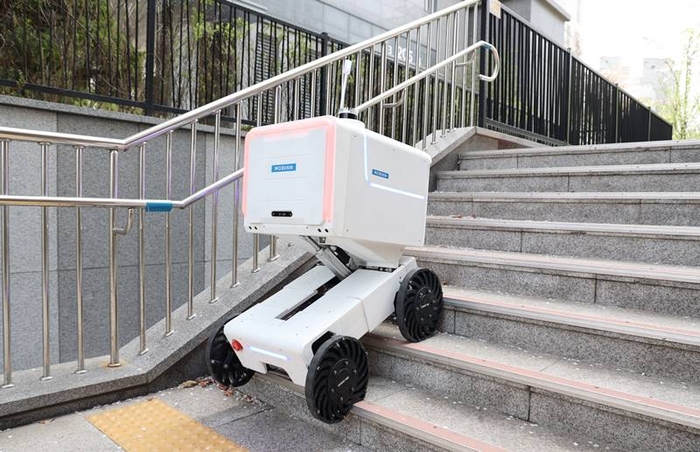 CU 로봇배송 서비스를 위해 계단을 오르는 모빈 로봇