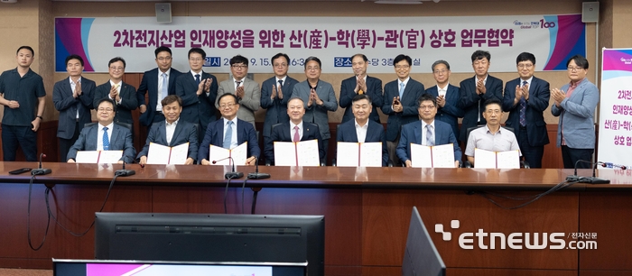 전북대와 전북도는 15일 오후 이차전지 기업 CEO, 임직원이 참석한 가운데 인재양성을 위한 양해각서(MOU)를 체결하고, 관련 분야 인재양성을 위한 거버넌스 구축을 구체화했다.