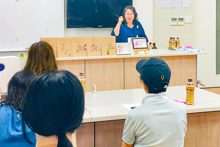 서울 도봉구가 은둔형 사례 관리 대상자를 위해 마련한 '도봉치유학교' 프로그램 중 하나인 캘리그래피 수업에서 참가자들이 변종성 강사의 이야기를 듣고 있다. 사진=도봉구