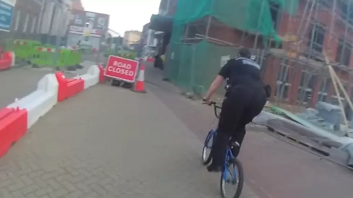 영국 햄프셔주 고스포트 경찰 해리엇 테일러가 지나가던 소년에게 빌린 자전거로 절도 용의자를 추격하고 있다. 사진=고스포트 경찰 페이스북