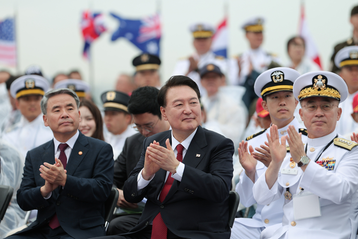 윤석열 대통령이 15일 인천항 수로에서 열린 제73주년 인천상륙작전 전승행사에서 해군 상륙함 노적봉함에 탑승, 박수치고 있다. 대통령실 제공