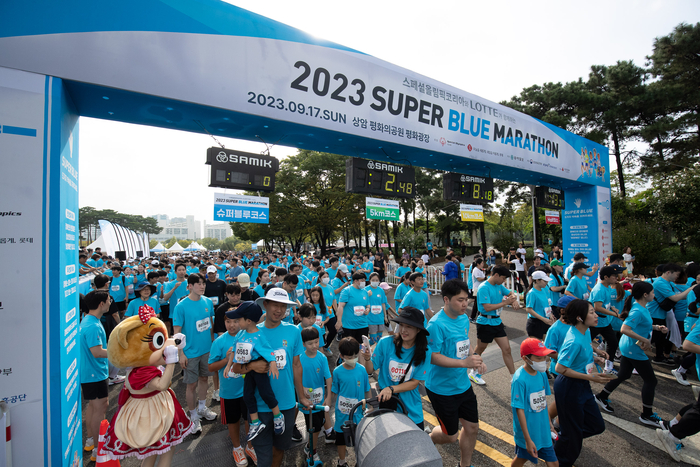 상암 평화의공원 평화광장에서 개최된 '2023 슈퍼블루마라톤'에 장애인, 비장애인 등 총 8000여 명이 참가해 마라톤 레이스를 펼쳤다. 롯데월드 대표 캐릭터 '로리'가 대회 참가자들의 완주를 응원하고 있다.