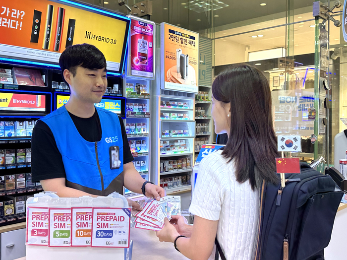 모델이 유심칩·외국인 전용 교통카드 '한복춘식로카M'을 구매하고 있다.