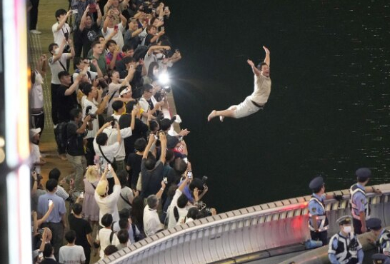 일본 간사이 지역 프로야구 구단인 한신 타이거즈가 18년 만에 리그 우승을 확정 짓자 흥분한 팬들이 오사카 도톤보리 강에 뛰어들었다. 사진=연합뉴스