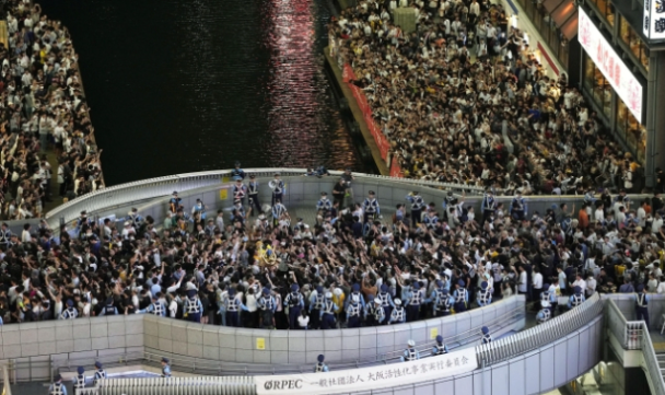 일본 간사이 지역 프로야구 구단인 한신 타이거즈가 18년 만에 리그 우승을 확정 짓자 흥분한 팬들이 오사카 도톤보리 강에 뛰어들었다. 사진=연합뉴스
