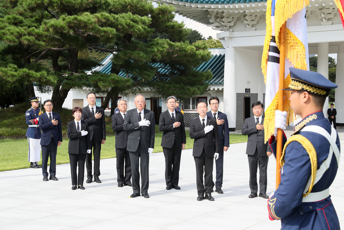 류진 한국경제인협회 회장이 국립서울현충원을 찾아 참배에 앞서 국기에 대한 경례를 하고 있다.