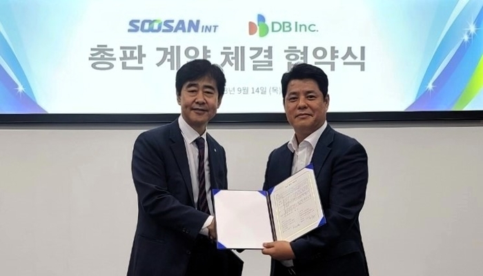 김종우 수산아이앤티 사업총괄(오른쪽)이 디비아이엔씨(DB Inc.)와 네트워크 보안솔루션 및 클라우드 서비스 사업 확대를 위한 총판 계약을 체결한 뒤 최인초 DB Inc. 스마트솔루션 센터장과 기념촬영을 하고 있다.(수산아이앤티 제공)