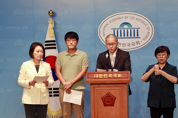 송제윤 닥터다이어리 대표(사진 왼쪽 세 번째)와 박노성 스마트스코어 부대표(두 번째)는 19일 국회 소통관에서 카카오를 규탄하는 성명문을 발표했다. 사진 왼쪽은 한무경 국민의힘 의원