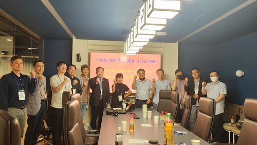 한국버스방송과 디에이밍이 옥외·온라인 양방향 AI 스마트 애플리케이션(앱)인 ‘BEE TV’ 개발 착수보고회를 개최한 후 참석자들이 기념촬영했다.