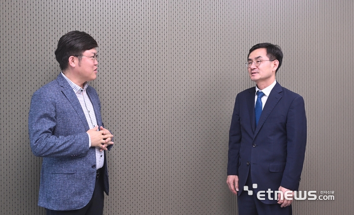 안성일 KTC 원장(오른쪽)과 양종석 전자신문 정치정책부 부장