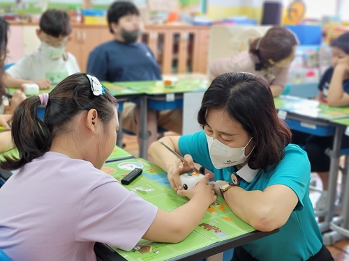 옥산초등학교 특수교육 대상 학생이 코딩수업에 참여하고 있다.