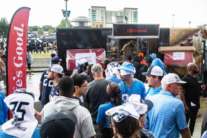 LG전자가 '테네시 타이탄스'의 NFL 정규시즌 홈 경기 시작일인 이달 17일에 로컬 식당과 협업해 경기장 밖에서 푸드 트럭을 운영했다. LG전자 제공