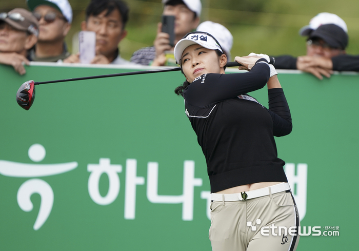 [포토] 강한 티샷을 날리는 김수지