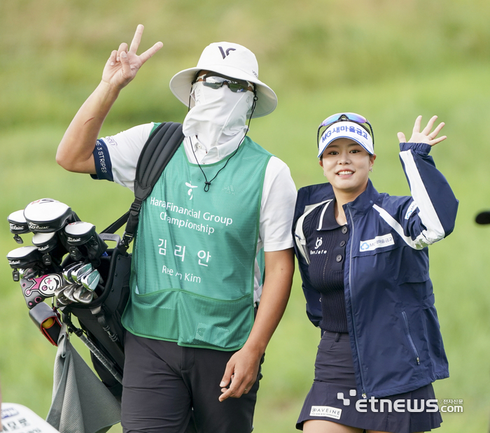 [포토] 손인사로 이동하는 김리안