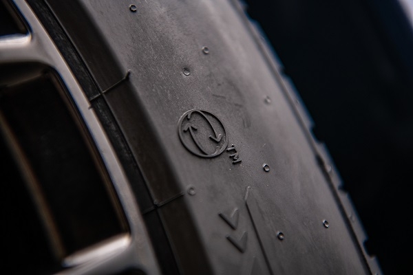 두 개의 화살표를 원으로 표현한 신규 로고는 피렐리 타이어의 성능과 환경에 대한 의지를 담고 있다. 사진=피렐리