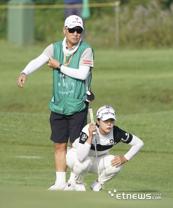 [포토] 버디라인 점검하는 박지영