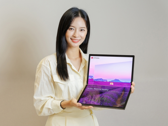 LG디스플레이 17인치 폴더블 노트북용 OLED 패널. 〈사진 LG디스플레이 제공〉