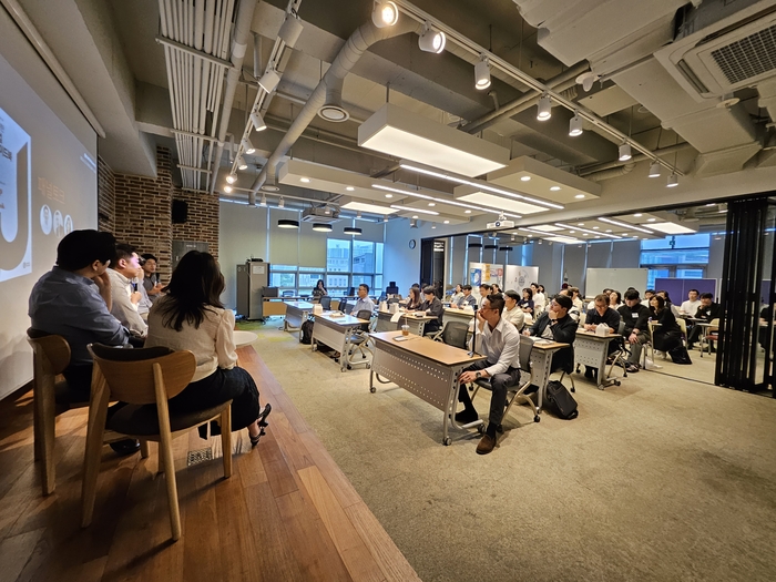 스타트업얼라이언스가 21일 부산 해운대구 부산 창조경제혁신센터에서 J커브를 위한 스타트업 재무 가이드북 발간 기념 북토크를 개최했다.(사진=스타트업얼라이언스)