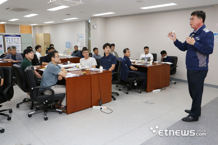 이윤범 현대제철 제조혁신팀 기장이 '현장 5S 및 설비개선 실무 과정' 교육을 진행하는 모습