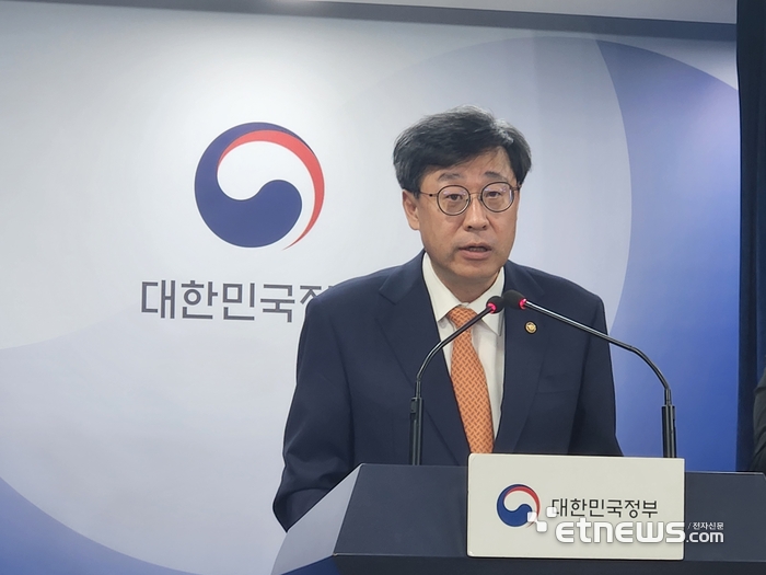 박윤규 과학기술정보통신부 제2차관이 25일 오후 서울 종로구 정부서울청사에서 '디지털 권리장전' 구체적 내용을 발표하고 있다.