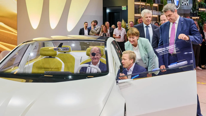 올리버 집세 BMW 회장이 독일 총리에 BMW 비전 노이어 클라세를 설명하고 있다.