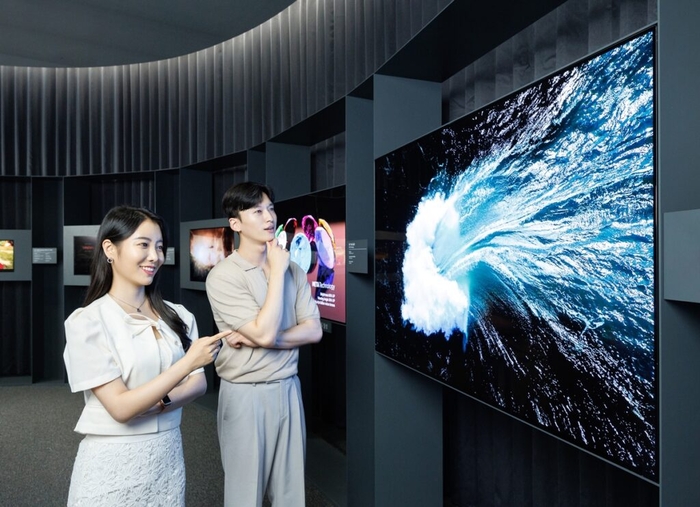 LG디스플레이가 최근 선보인 메타 테크놀로지를 적용한 OLED TV. 〈사진 LG디스플레이〉