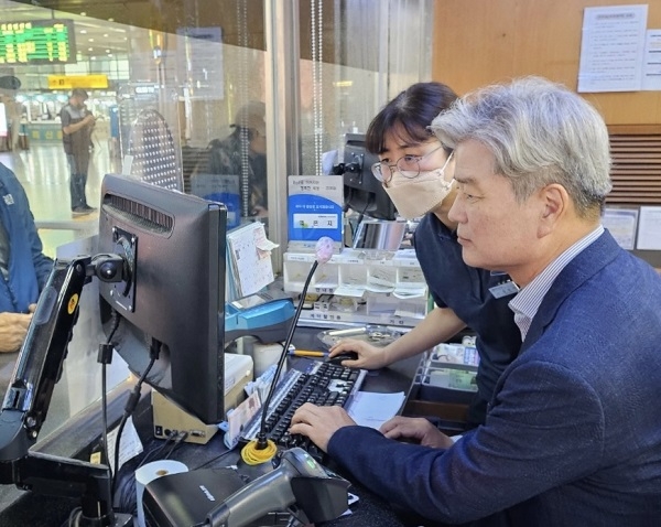 김흥수 대표이사가 용산역 매표창구에서 철도승차권 발매 업무를 시행하고 있다. 사진=코레일네트웍스