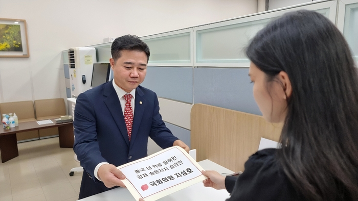 지성호 국민의힘 의원이 26일 국회에 '중국 내 억류 탈북민 강제 송환 저지 결의안'을 제출하고 있다. 지 의원실 제공