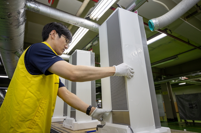 경남 창원 LG스마트파크 에어컨 생산라인에서 'LG 휘센 오브제컬렉션 엣지'를 생산하고 있다.