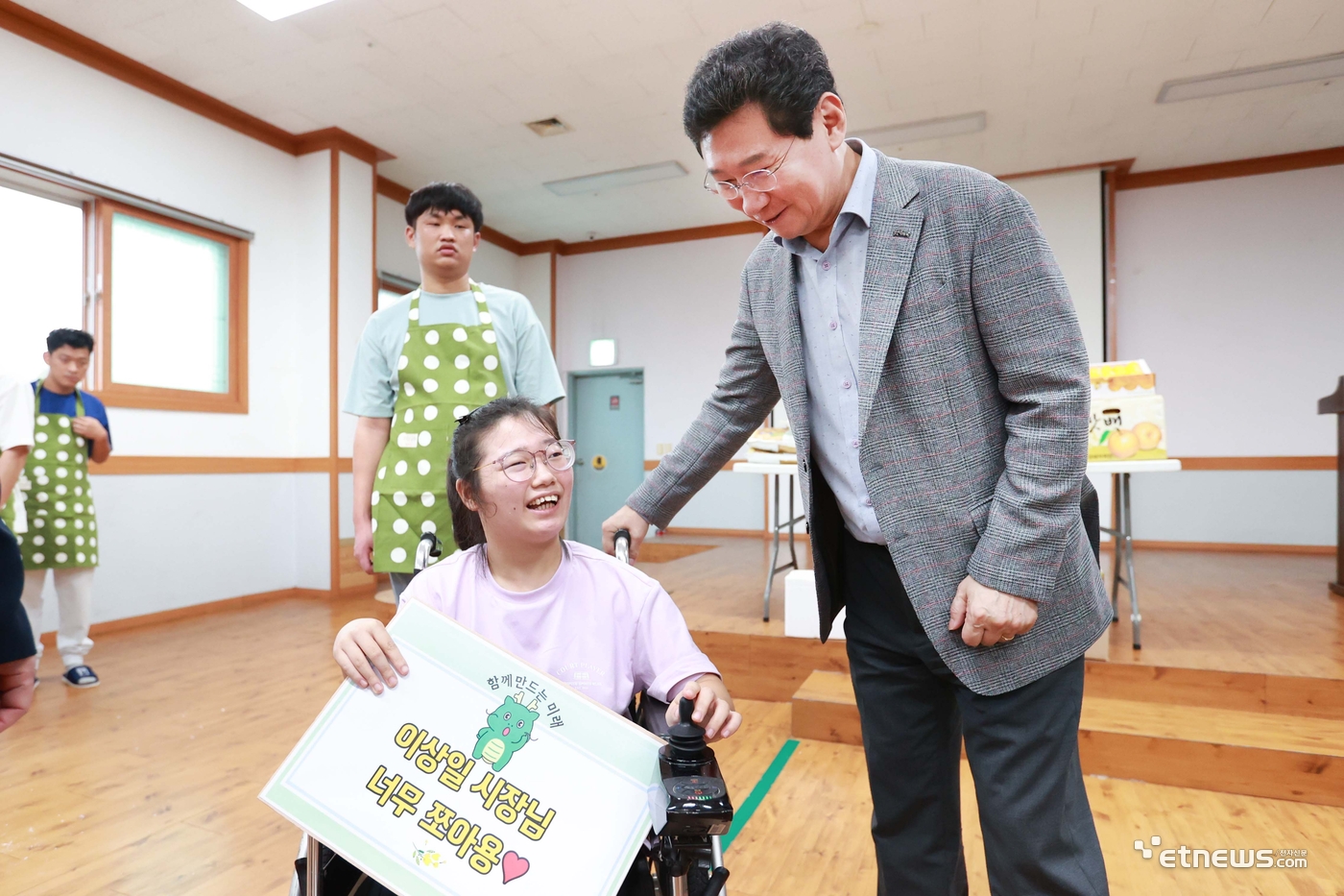 27일 이상일 용인시장이 중증장애인 거주시설인 '양지바른'을 찾아 입소자와 대화를 하고 있다.