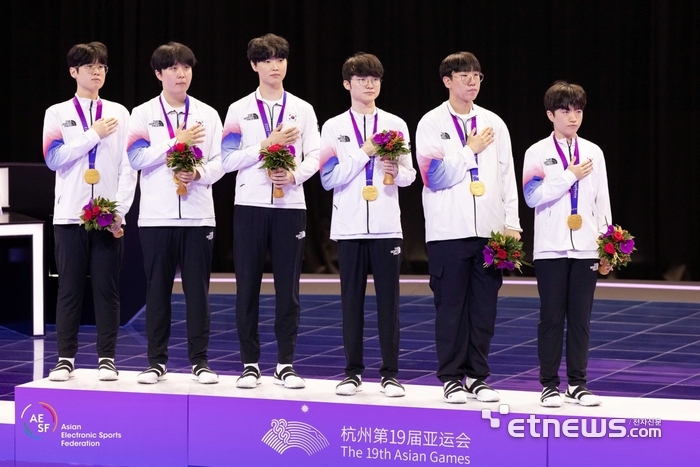 LoL 한국 대표팀이 금메달을 수상하고 있다.