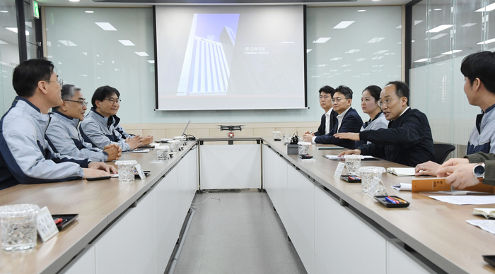 추경호 부총리 겸 기획재정부 장관이 3일 서울 금천구 고려기연을 방문, 간담회에서 업계 동향과 애로사항을 청취하고 있다.