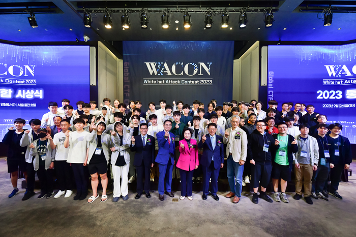 국제 해킹대회 WACON 2023의 본선이 지난달 25과 26일 이틀간 앰배서더서울풀만 호텔에서 성황리에 개최됐다. 수상자들이 함께 모여 기념 사진을 촬영했다.