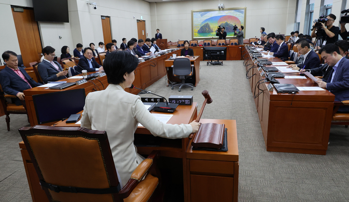 4일 국회 정무위원회에서 백혜련 위원장이 국감 증인 채택을 위한 전체회의를 진행하고 있다. 연합뉴스