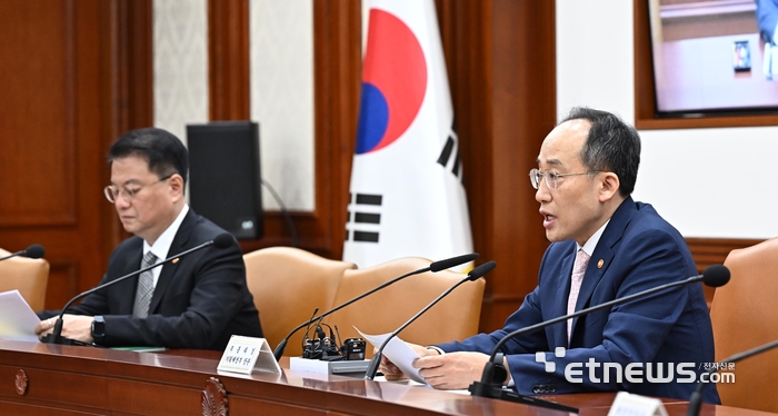 추경호 부총리 겸 기획재정부 장관이 5일 서울 종로구 정부서울청사에서 열린 비상경제장관회의에서 모두발언을 하고 있다. 정부는 이날 회의를 통해 모빌리티에 특화된 규제 샌드박스를 도입해 관련 기술과 서비스에 대한 신속 검증에 돌입 및 조속한 상용화를 돕는 현장규제 개선방안을 발표했다. 이동근기자 foto@etnews.com