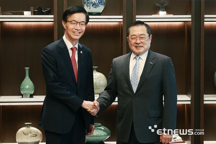 방문규 산업통상자원부 장관(왼쪽)은 5일 한국무역협회를 방문하여 구자열 무역협회 회장과 면담을 가졌다.