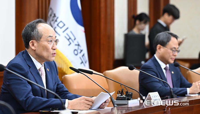 추경호 부총리 겸 기획재정부 장관이 5일 서울 종로구 정부서울청사에서 열린 비상경제장관회의에서 모두발언을 하고 있다. 정부는 이날 회의를 통해 모빌리티에 특화된 규제 샌드박스를 도입해 관련 기술과 서비스에 대한 신속 검증에 돌입 및 조속한 상용화를 돕는 현장규제 개선방안을 발표했다. 이동근기자 foto@etnews.com