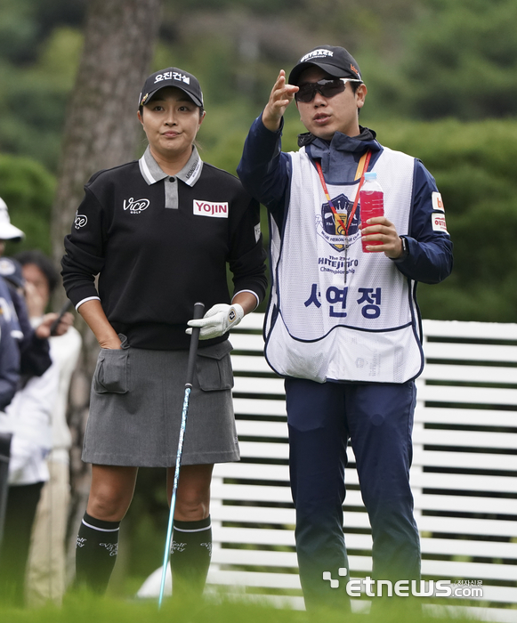 [포토] 서연정, 티샷 방향을 상의한다