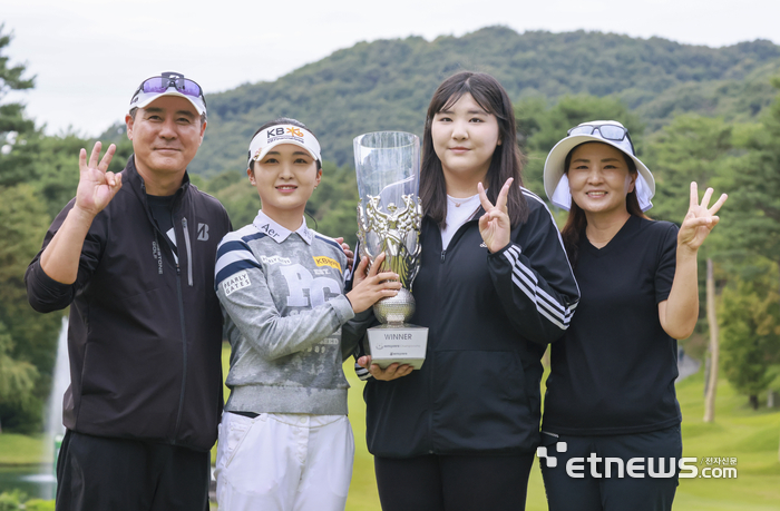 [포토] 가족들과 기념촬영하는 이예원