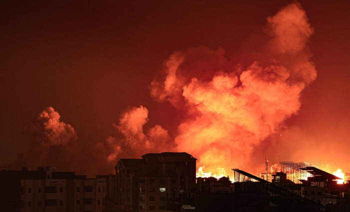 9일(현지시간) 이스라엘의 공습으로 팔레스타인 가자지구에서 불길이 치솟고 있다. 사진=연합뉴스