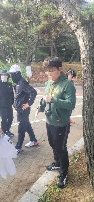 지난 7일 손동숙 국민의힘 부대변인을 습격한 괴한의 모습. 독자 제공