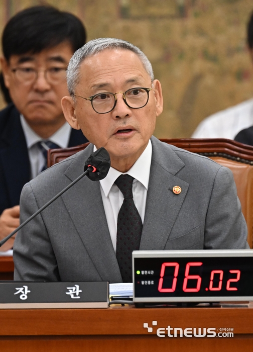 국감 답변하는 유인촌