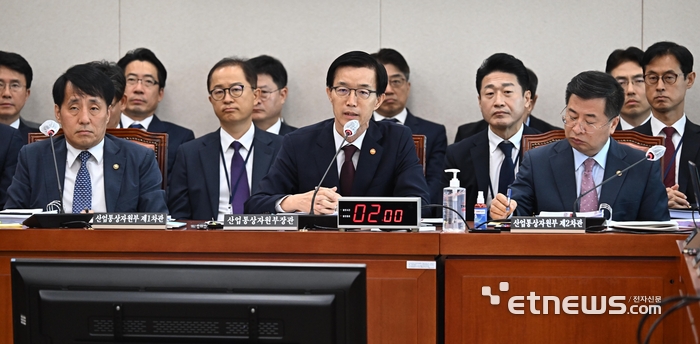 국감 답변하는 방문규