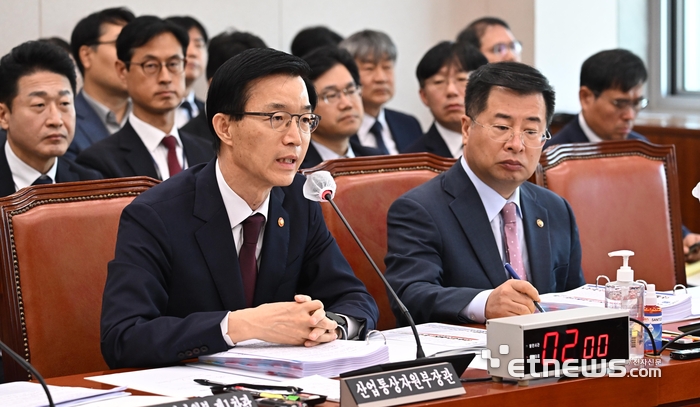답변하는 방문규 산업부 장관