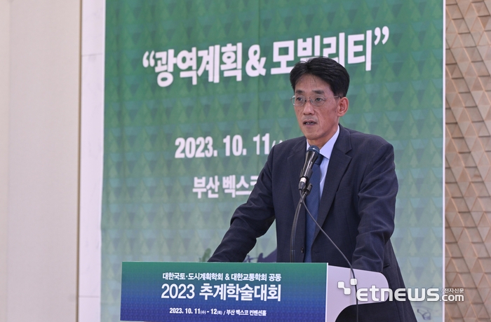 전자신문과 대한교통학회가 공동 주최한 2023 전자신문·대한교통학회 모빌리티 포럼이 11일 부산 벡스코에서 열렸다. 김원배 전자신문 오피니언 실장이 축사를 하고 있다. 부산=박지호기자 jihopress@etnews.com