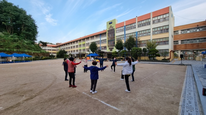 서울 관악구 주민들이 운동장에서 체력 단련 운동을 하고 있다. 사진=관악구