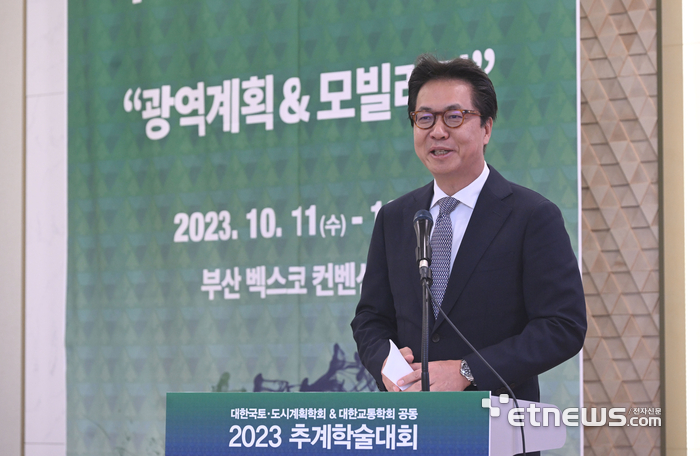 전자신문과 대한교통학회가 공동 주최한 2023 전자신문·대한교통학회 모빌리티 포럼이 11일 부산 벡스코에서 열렸다. 정진혁 대한교통학회장이 환영사를 하고 있다. 부산=박지호기자 jihopress@etnews.com