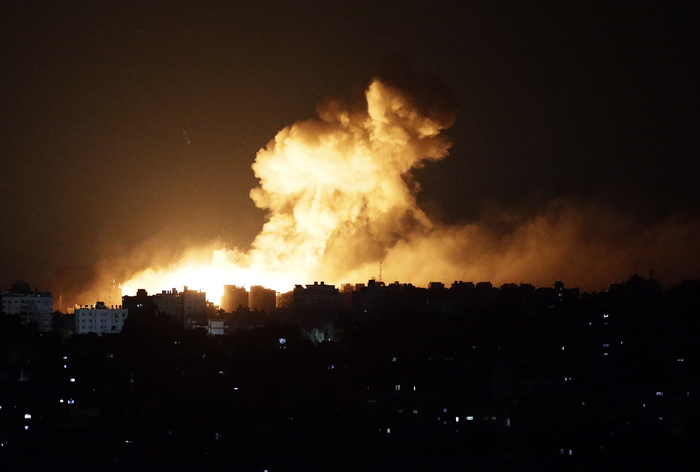10일(현지시간) 팔레스타인 가자지구의 알라말 인근에서 이스라엘의 공습으로 인한 연기가 피어오르고 있다. 사진=EPA 연합뉴스