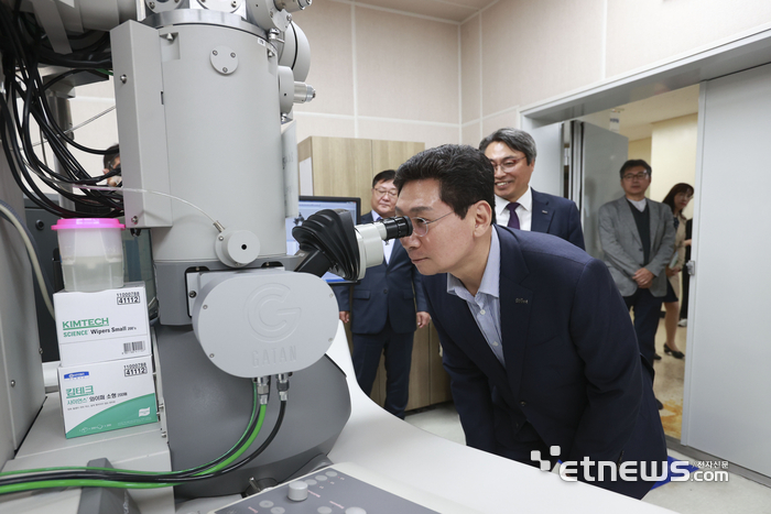 이상일 용인시장이 지난 10일 한국화학융합시험연구원 본원을 방문해 반도체 장비 등을 둘러봤다.