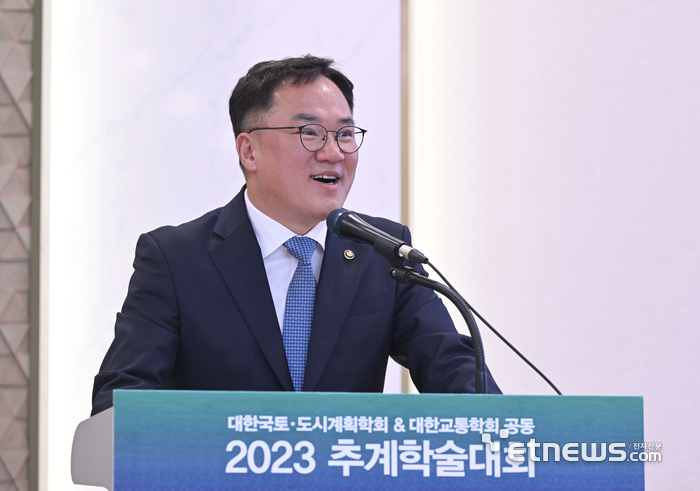 전자신문과 대한교통학회가 공동 주최한 2023 전자신문·대한교통학회 모빌리티 포럼이 11일 부산 벡스코에서 열렸다. 백원국 국토교통부 차관이 축사를 하고 있다. 부산=박지호기자 jihopress@etnews.com